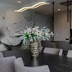 Apartment Front Maal, Private & Parking Split