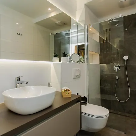 Apartment Front Maal, Private & Parking Split