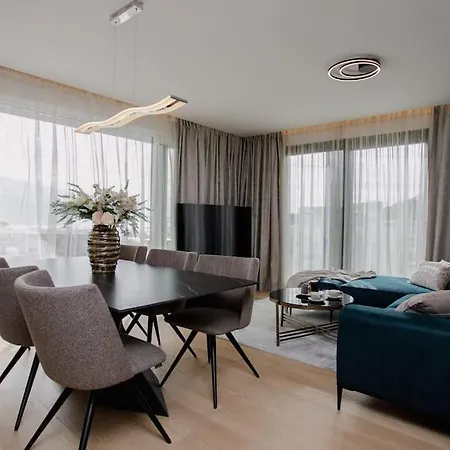Apartment Front Maal, Private & Parking Split