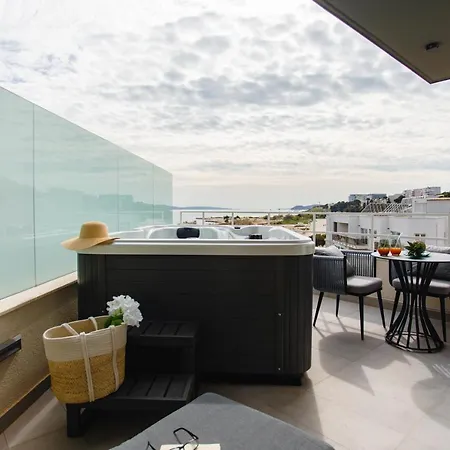 Apartment Front Maal, Private & Parking Split